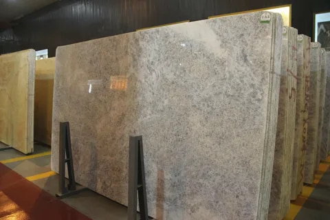 تصویر 1 از سنگ تراورتن رنگ روشن مناسب استفاده در محیط‌ های داخلی و خارجی با مقاومت طولانی